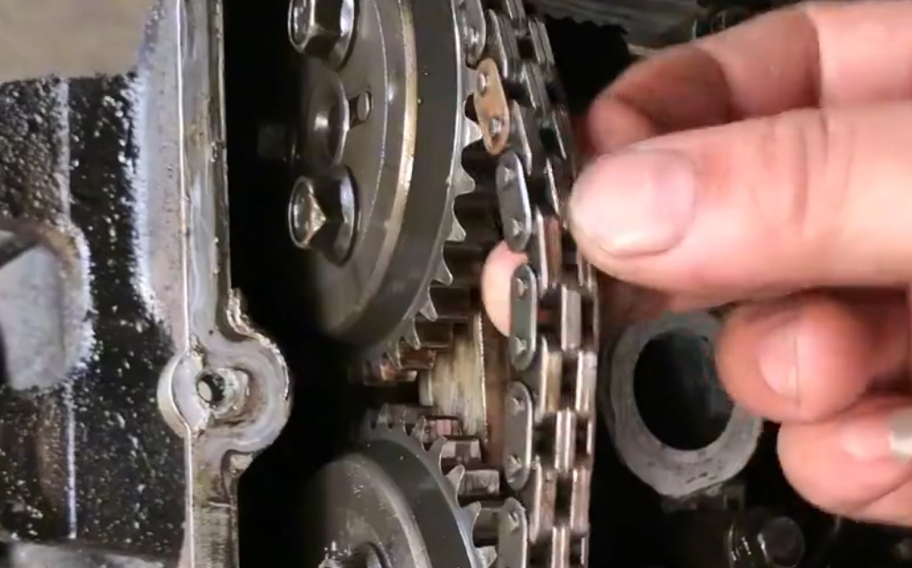 How many kilometers does the engine timing chain need to be replaced? Or do you never need to change it? The repairman will inform you on site